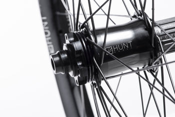 <h1>Rear Hub</h1><i>The demands of modern day Enduro riding are tougher than ever before. The E_EnduroWide hubs have been developed specifically for these demands; 10 degrees of engagement is delivered by a 6x1 pawl set up for increased resistance from the extra torque. Heatsinks built into the 6-bolt rotor mount helps to dissapate heat away from the hub and brake system. Oversized 17mm 7075-T6 series alloy increase stiffness.</i>