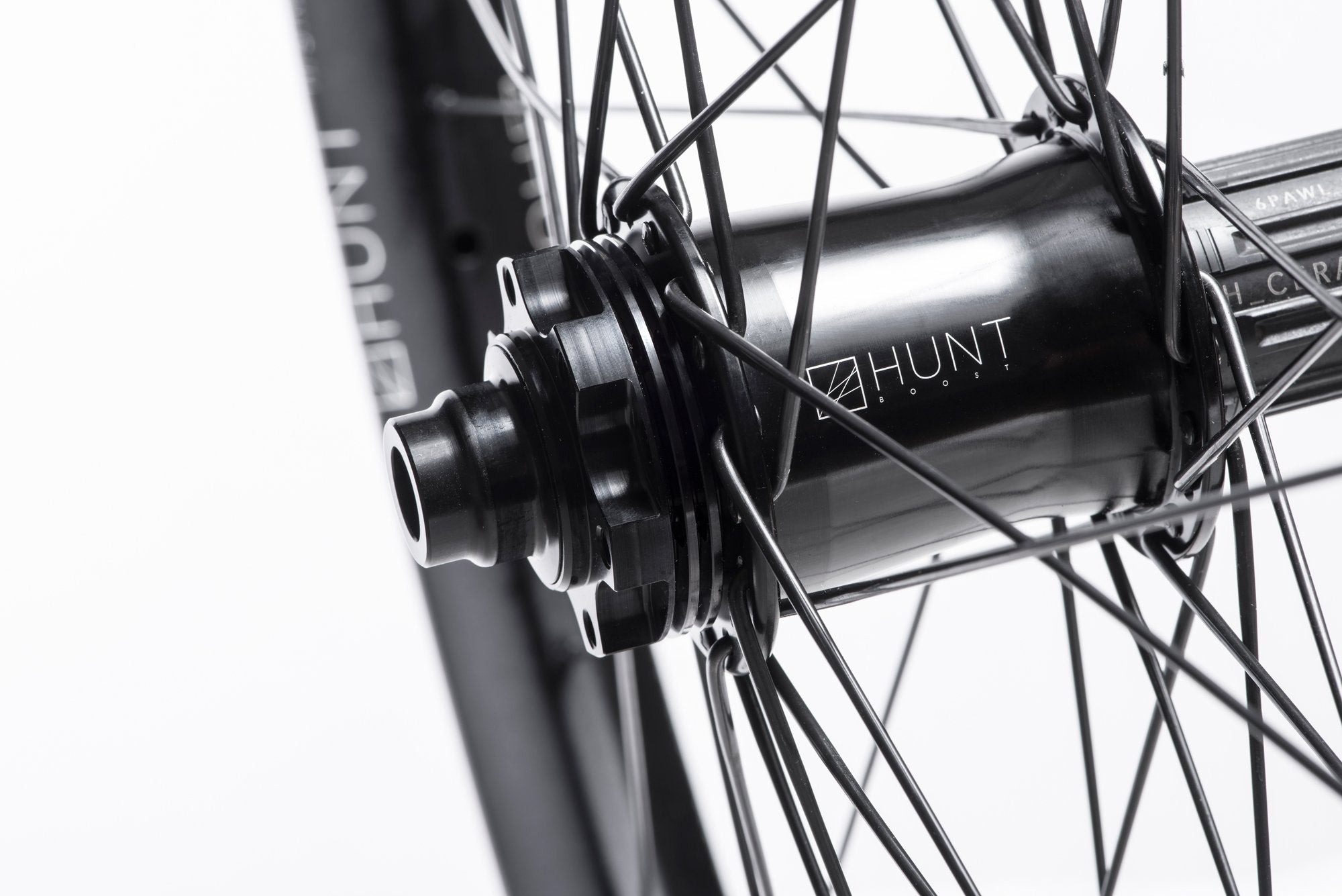 <h1>Rear Hub</h1><i>The demands of modern day Enduro riding are tougher than ever before. The E_EnduroWide hubs have been developed specifically for these demands; 10 degrees of engagement is delivered by a 6x1 pawl set up for increased resistance from the extra torque. Heatsinks built into the 6-bolt rotor mount helps to dissapate heat away from the hub and brake system. Oversized 17mm 7075-T6 series alloy increase stiffness.</i>