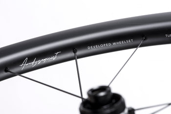 <h1>Patented LIMITLESS Technology</h1><i>In order to create the most aerodynamic & stable shape for the tyre, a rim bed of 22.5mm is needed. With the tyre profile this creates, the ideal shape of the rim curves out to an external width of 35mm. To overcome the weight penalty associated with this, we use a (non-structural) low density expanding polymer insert, inside a channel carved out during pre-preg.</i>