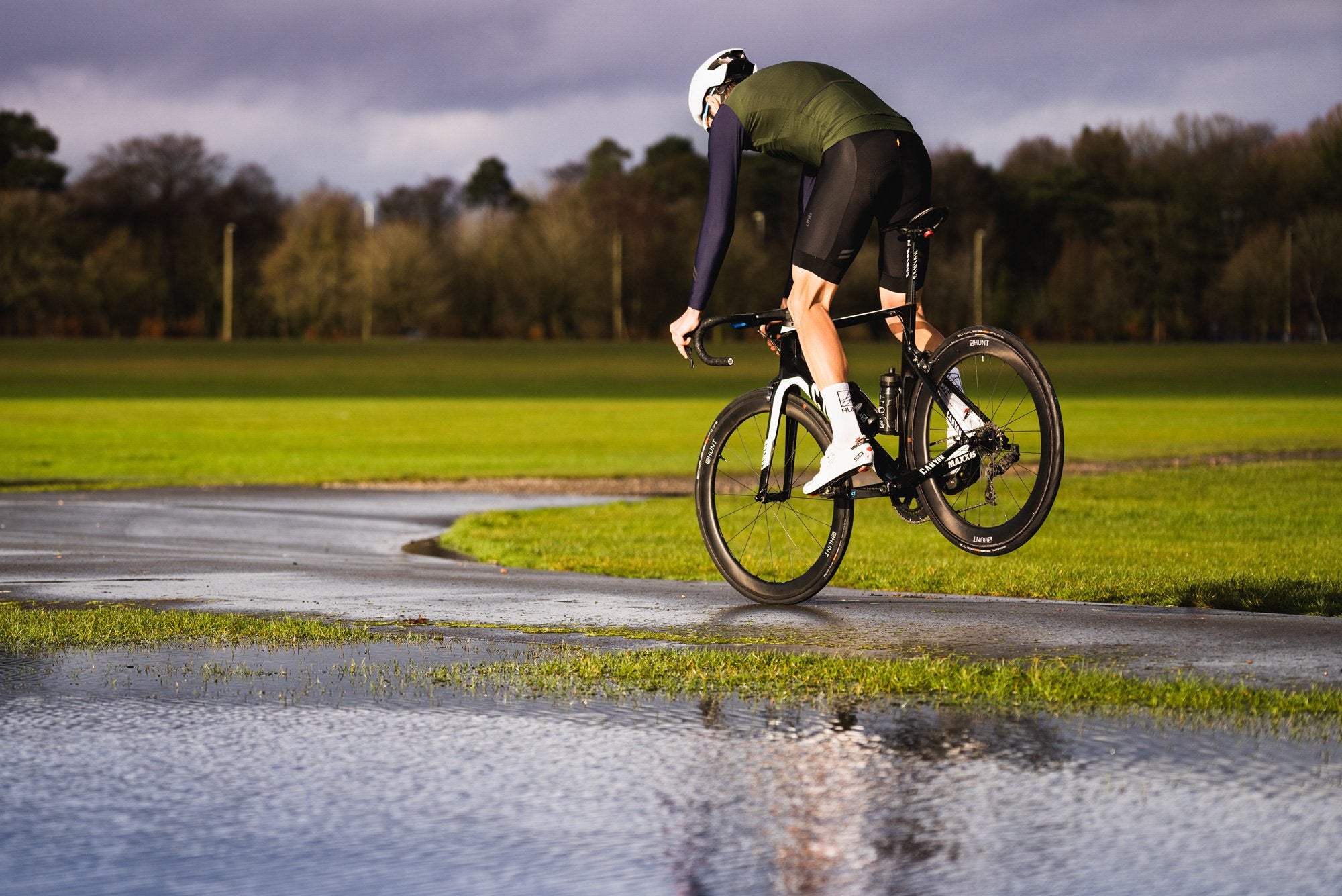 <h1>Tyres</h1><i>At HUNT, we enjoy the puncture resistance and grip benefits of tubeless on our every-day rides so we wanted to allow our customers the same option. Of course, all of our tubeless-ready wheels are designed to work perfectly with clincher tyres and inner tubes too.</i>