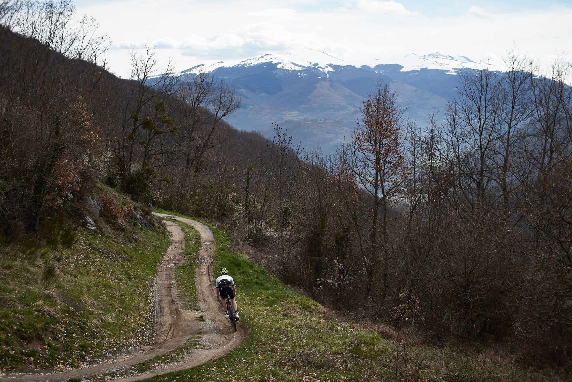 <h1>Tires</h1><i>At HUNT we enjoy the puncture resistance and grip benefits of tubeless on our every-day rides so we wanted to allow you the same option, but of course these tubeless-ready wheels are also designed to work perfectly inner tubes, just use tubes in tubeless ready tires.</i>